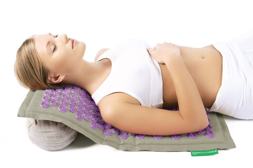 Den Nadelapplikator hëlleft am Kampf géint Osteochondrose vun der Gebärmutterhëllef