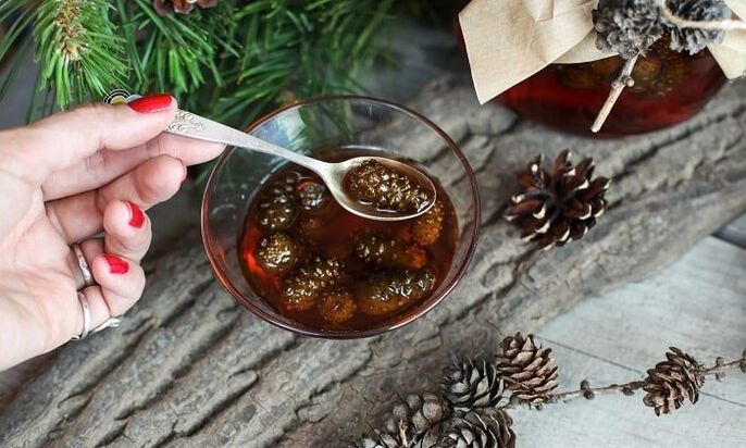 Tinktur baséiert op Pinien Knospe fir d'Behandlung vun Gebärmutterhals Osteochondrose doheem